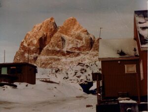 Uummannaq 1986.1 - 1988.2 - Bagindgangen til huset